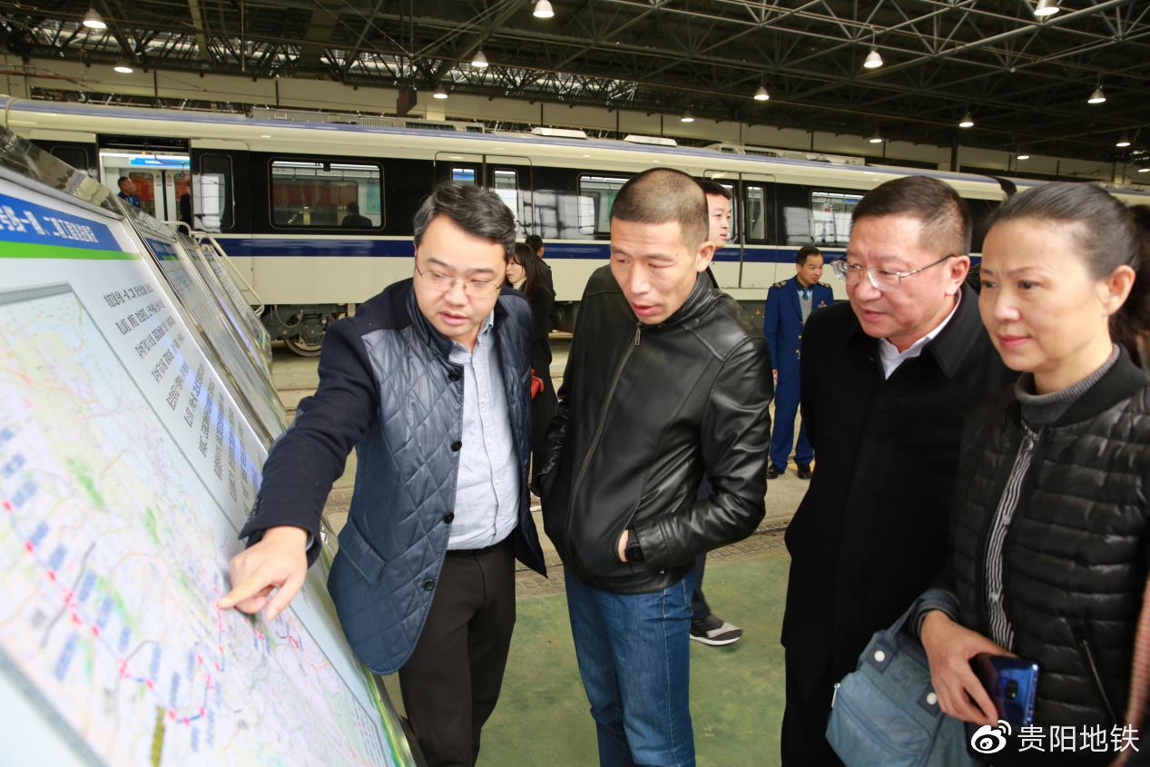 調(diào)研組在白云車輛段聽取市軌道集團(tuán)項(xiàng)目建設(shè)建設(shè)和試運(yùn)行工作情況匯報(bào)