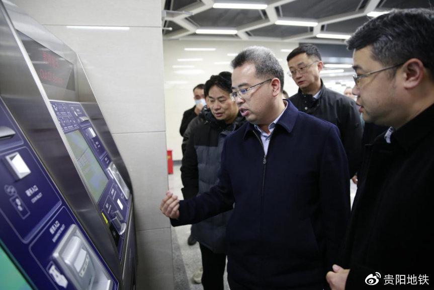 王嶒副市長查看軌道2號線售票支付方式