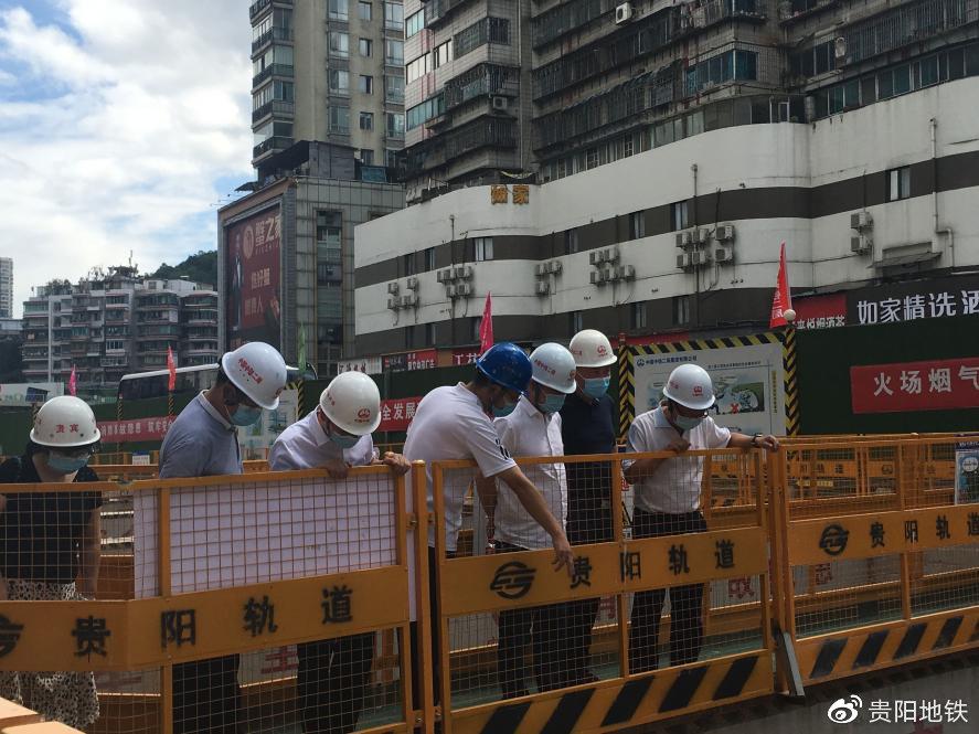 李紅衛(wèi)局長實地查看車站建設情況